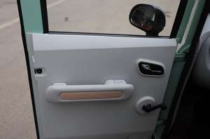 Scooter à cabine semi-intégrée 72V 50 km/h avec batterie 58 Ah, frein à disque, capacité de montée de 25 % pour les trajets urbains et les ruelles. - Product Image 5