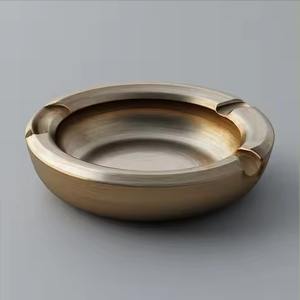 Cendrier à cigares traditionnel en laiton avec motif artisanal, finition polie, durable pour une utilisation décorative en intérieur - Product Image 2