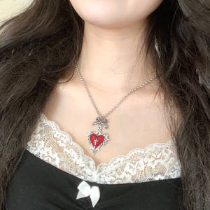 Collana con Ciondolo a Cuore Geometrico a Croce con Spine per Donna, Stile Retrò Unico, Catena Trendy con Fiocco Dolce, Realizzata in Lega di Zinco e Perle - Product Image 5