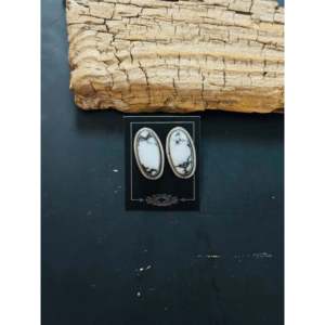 Boucles d'oreilles clous Wydelle Billie en buffle blanc et argent sterling avec serti clos - Product Image 1