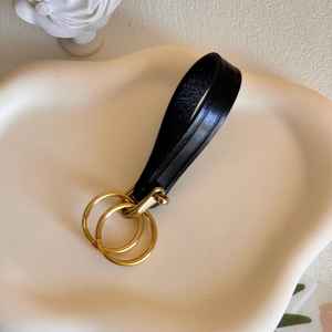 พวงกุญแจหนังแท้ทำมือ สไตล์วินเทจ ห่วงทองเหลืองแท้ แข็งแรง ทนทาน พร้อมสลักอักษรย่อ - Product Image 3