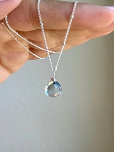 จี้รูปหยดน้ำสีฟ้าอควอมารีนพร้อมสร้อยคอแบบ Satellite Chain ดีไซน์เรียบหรู เงินแท้ 925 ประดับพลอยประจำเดือนมีนาคม เรืองแสงอย่างเป็นธรรมชาติ - Product Image 1