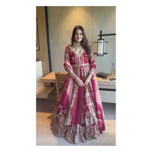 Juego exclusivo de 3 piezas con hilo y trabajo de secuencia Borde de encaje de 4 lados hecho para la comodidad y cosido elegantemente con gracia - Product Image 1