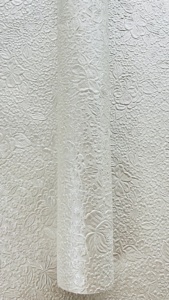 Papel metálico hecho a mano en relieve a medida en color blanco con diseño floral en relieve ideal para hacer tarjetas de boda - Product Image 3