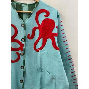 Chaqueta de algodón con apliques The Ink & for Tide en colores Seafoam y Crimson, teñida y procesada para primavera - Product Image 4