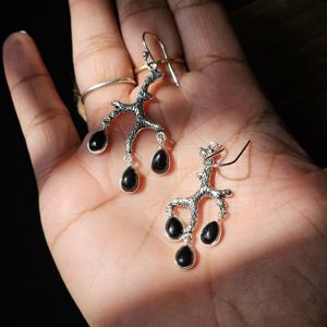ต่างหูเงินโอนิกซ์สีดำต่างหูเงินดีไซน์แบบสาขาต่างหูเงินออกซิไดซ์ - Product Image 1