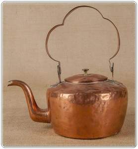 Bouilloire en cuivre martelé à la main avec poignée incurvée et vernis brillant utilisée pour le service de thé élégant et l'affichage de la cuisine - Product Image 2