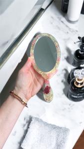 Miroir à main en résine avec finition lisse et brillante, parfait pour un usage quotidien, le maquillage ou des fins décoratives, ajoutant une touche élégante - Product Image 3