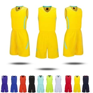 Uniforme de baloncesto: camiseta y pantalones cortos reversibles de poliéster transpirable con tela de malla estampada y logotipo - Product Image 3