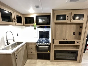 Caravane d'occasion 2025 F-o-r-e-s-t R-i-v-e-r S-o-l-a-i-r-e 243BHS à vendre - Product Image 3