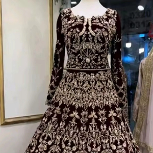 ชุดเจ้าสาว, lehenga และชุด dupatta บนผ้ากำมะหยี่มีลูกปัดแก้วคริสตัลประดับประดา, dabka ไข่มุกสำหรับงานแต่งงาน = 2025 - Product Image 1