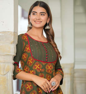 Robe Anarkali Kurta en coton pour femmes, imprimé floral, plis, longueur mollet, col rond, manches trois quarts, tenue ethnique élégante, vert - Product Image 4