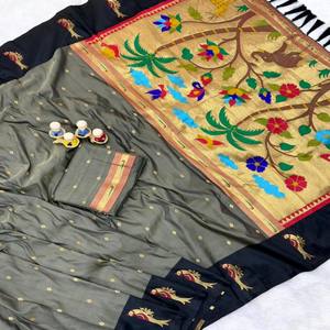 Sari de Seda Suave Premium VASTRA COTTAGE, Tejido Zari Rico, Diseño Elegante de Loro con Pallu Natural y Blusa en Contraste - Product Image 6