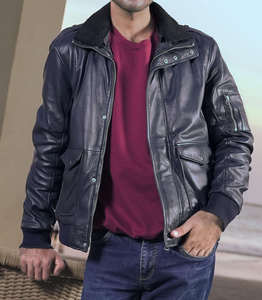 Veste universitaire classique pour hommes avec corps en laine et manches en cuir pour une tenue décontractée et un style universitaire - Product Image 4