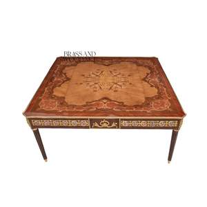 Table basse carrée de luxe avec incrustations en bois complexes et détails en laiton pour une décoration intemporelle du salon - Product Image 1
