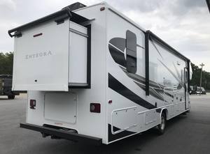 Autocaravana de Lujo Odyssey 30Z 2023 Usada ENTEGRA COACH Euro 5 Emisiones Capacidad para 4-6 Pasajeros Horno Microondas Piso Acrílico Blanco - Product Image 2