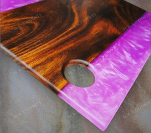 Planche à fromage élégante en bois et résine parfaite pour accueillir le hachage conçue pour les amateurs de fromage sophistiqués Planche multicolore - Product Image 3