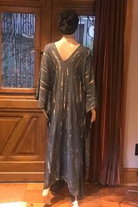 เดรสยาวแบบไม่มีแขนลายมัดย้อมสั่งทำพิเศษสำหรับผู้หญิง คอวีลึก สไตล์ลำลอง ยาวพิเศษ รับผลิตแบบ OEM ODM เหมาะสำหรับใส่ไปชายหาด สินค้ามาใหม่ปี 2026 - Product Image 4