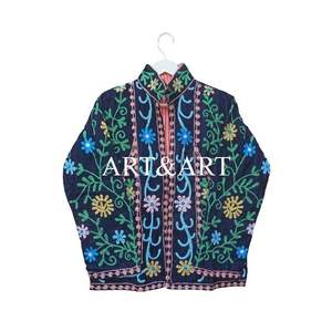 Chaqueta Corta Acolchada de Otoño/Invierno Hecha a Mano en India para Mujer, Ecológica, Transpirable, de Secado Rápido, con Bordado Floral Suzani de Algodón - Product Image 3