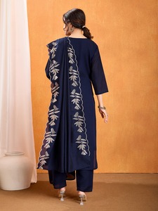 Conjunto de Salwar Kameez Azul Marino de Lujo con Bordado Zari Plateado, Kurta, Pantalón y Dupatta para Bodas y Fiestas Indias y Pakistaníes - Product Image 4
