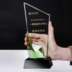 Cadeau d'affaires personnalisé Trophée de haute qualité gravé au laser en acrylique écologique avec socle en bois vierge - Product Image 2