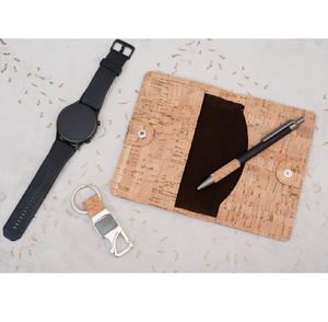 Panier cadeau en liège écologique unique pour diverses occasions combinant la praticité la durabilité du porte-passeport en liège - Product Image 1