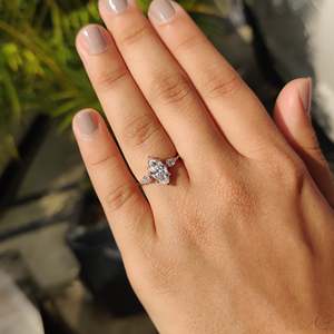 Exquisito Anillo de Compromiso de Diamantes para Mujer con Certificación IGI, Diseño de 3 Piedras con Corte Marquise y Kite, 1.00-2.00 CT - Product Image 2
