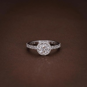 แหวนหมั้นเพชรทรงกลมแบบ Halo น้ำหนัก 1.81 กะรัต ผลิตในห้องปฏิบัติการ ระดับความสะอาด F VVS1 VVS2 ได้รับการรับรอง พร้อมเพชรกลาง 1.03 กะรัต และเพชรด้านข้างแบบ Halo ดีไซน์ไม่ซ้ำใคร - Product Image 2