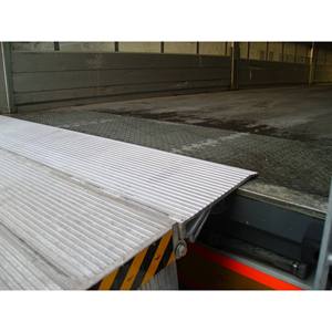 Electrohydraulic Dock Leveler Hinged Lip Integrated Boxframe For HACCP Clean <b>Environments</b> Made In Italy - Product Image 6