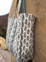 Sac fourre-tout d'épaule matelassé en coton indien imprimé à la main Pinksa Fashion avec fermeture ouverte et poches pour femme – Collection Printemps-Été