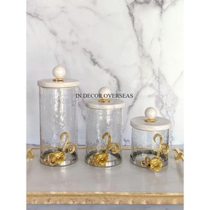 Base de créateur de fleurs plaquées or de haute qualité la plus vendue avec boîte en verre transparent à texture martelée et couvercle supérieur en marbre blanc - Product Image 1