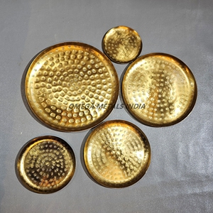 Ensemble chic de plateaux circulaires dorés avec motif éblouissant idéal pour servir des friandises et ajouter du glamour aux occasions spéciales - Product Image 5