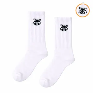 Calcetines de Spandex Blancos para Hombre, Estilo Diario, con Patrón de Mapache Bordado, Logotipo Impreso Digitalmente en el Puño y la Parte Inferior - Product Image 2