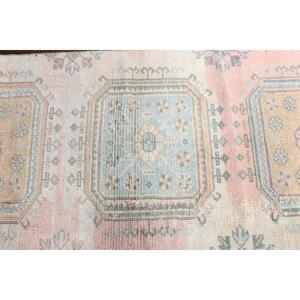 Alfombra Turca de 2.4x10.4 pies, Alfombra Vintage de Lana con Diseño Floral en Blanco y Gris - Product Image 4