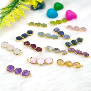 Pendentif en grenat naturel brut, petit charme à trois pierres, brut, fait à la main, serti à un seul anneau, pierre de naissance, bijoux pour femmes - Product Image 3