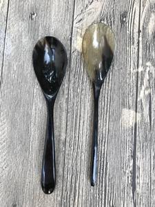 Cuillère en corne de buffle naturelle, fabriquée à la main et polie, parfaite pour servir des épices, des condiments ou pour une utilisation décorative sur la table, de haute qualité - Product Image 5