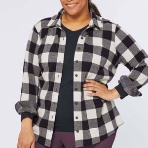 Camisa de franela de talla grande para mujer de fabricante personalizado OEM botón frontal informal con logotipo 100% algodón transpirable elegante para todos los días - Product Image 4