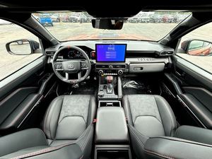 Nuevo usado 2024 Toyota Tacoma Hybrid TRD Pro HV doble cabina 4WD con ruedas de aleación asientos de cuero sistema de navegación arranque remoto - Product Image 5