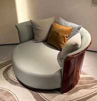 Fauteuil baril de luxe contemporain |   Sièges d'appoint circulaires rembourrés |   Fauteuil moderne haut de gamme avec détails en bois grainé, durable à 100%