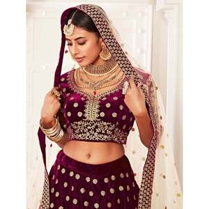 Lehenga Choli de mariée en velours brodé violet attrayant pour les vêtements de mariage - Product Image 3