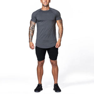 T-shirt athlétique pour homme, gris anthracite foncé, coupe slim, manches courtes raglan, ourlet incurvé, idéal pour la gym - Product Image 2