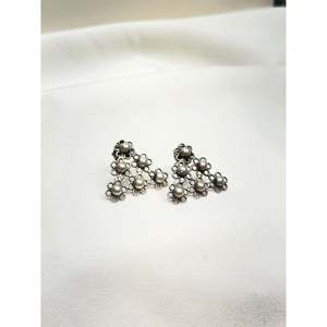 Pendientes Triangulares de Plata 925 con Diseño Floral Jali de Tridha, Estilo Vintage, Aros de Oro de 18K, Pendientes Modernos con Patrón Floral en Oro Rosa - Product Image 3