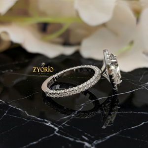 แหวนหมั้นเพชรทรงรีโอวัล 14K ทองคำ ประดับเพชรแบบพาเว่ ดีไซน์หรูหราสำหรับผู้หญิง - Product Image 4