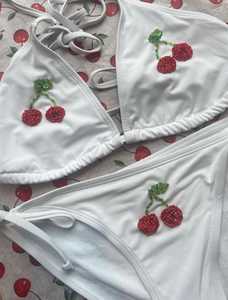Sexy blanca Nuevo diseño Vestido sexy personalizado para la salida de playa Conjunto de bikini de playa con cuentas audaces listo para usar - Product Image 3