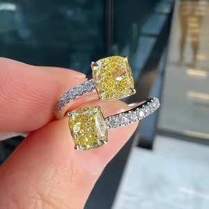 VS1 Bague de fiançailles solitaire en diamant taillé coussin jaune fantaisie et bague en diamant taillé rond Bague en or jaune 14 carats - Product Image 6