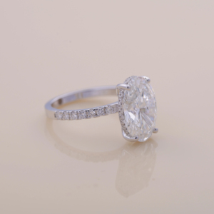 Anillo de Compromiso con Diamante Cultivado en Laboratorio de Corte Ovalado de 3.00Ct con Banda Pavé con Halo Oculto en Oro Blanco, Rosa y Amarillo de 18K - Product Image 6