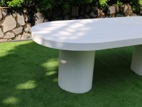 Table à manger ovale en béton blanc minimaliste moderne faite à la main avec base à double piédestal rond pour les espaces de villas, d'hôtels et de patios