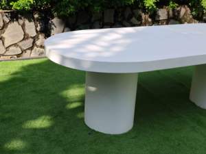 Mesa Ovalada Blanca Minimalista Hecha a Mano de Hormigón para Exteriores con Base de Pedestal Redondo Doble para Espacios de Villa o Patio - Product Image 2