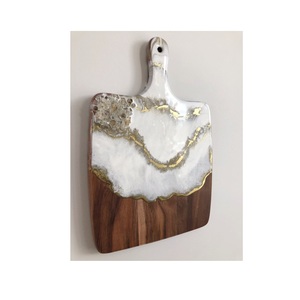 Tabla de cortar de resina rústica y madera, plato hecho a mano adecuado para cocinas de comedores de granja o uso en patios al aire libre - Product Image 1