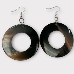 Boucles d'oreilles élégantes en corne de buffle avec finition lisse - Product Image 2